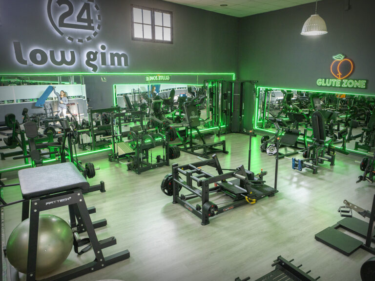 NUEVA GLUTEZONE 🍑¡ELEVA TU ENTRENAMIENTO CON LA NUEVA LINEA GLUTEBUILDER!  Disponemos de zona exclusiva para el entrenamiento de Glúteos, caderas y piernas con nuestra GLUTEZONE.  Presentamos la esperada línea de máquinas específicas del entrenamiento de fuerza, diseñadas con biomecanica precisa y desarrollada eficazmente para todos los niveles y usuarios, maximizando los resultados.  Gracias por elegirnos, estamos comprometidos con brindarte lo último en equipamiento para apoyar tus metas de salud y bienestar.